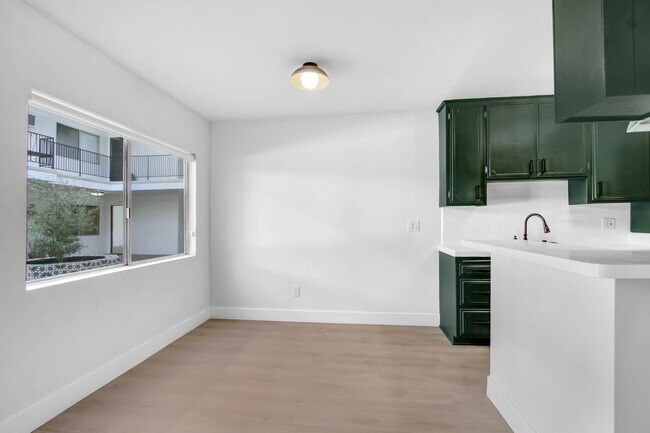 Building Photo - 1333 N Martel