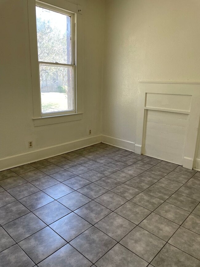 Building Photo - 4 Bed 2 Bath Rental