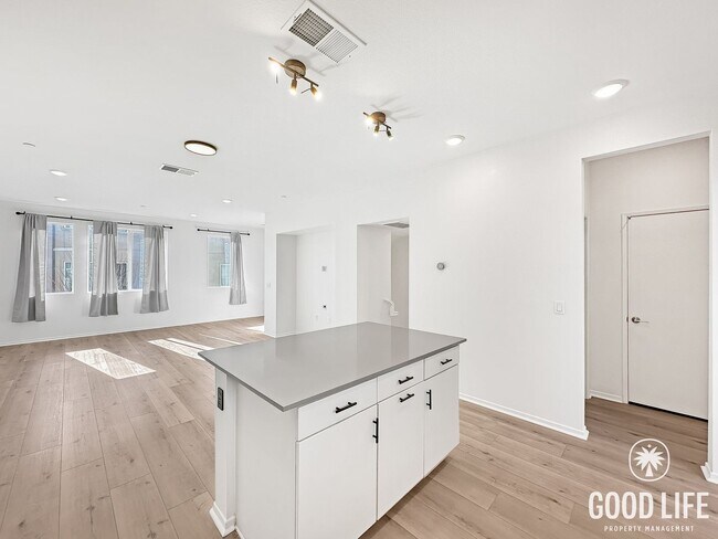 Building Photo - Luxury 3-Level 4BR Home | 1,696 Sq Ft | New Build San Diego Living