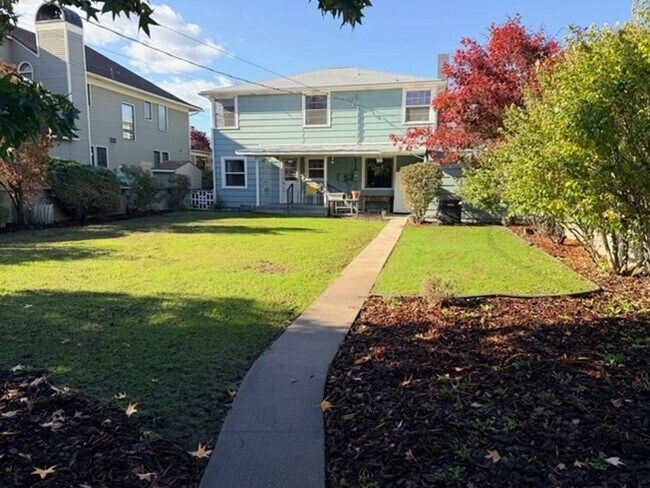 Building Photo - Located in the Historic District! 3+ beds, 1.5 bath, single garage, hardwood floors and MORE!