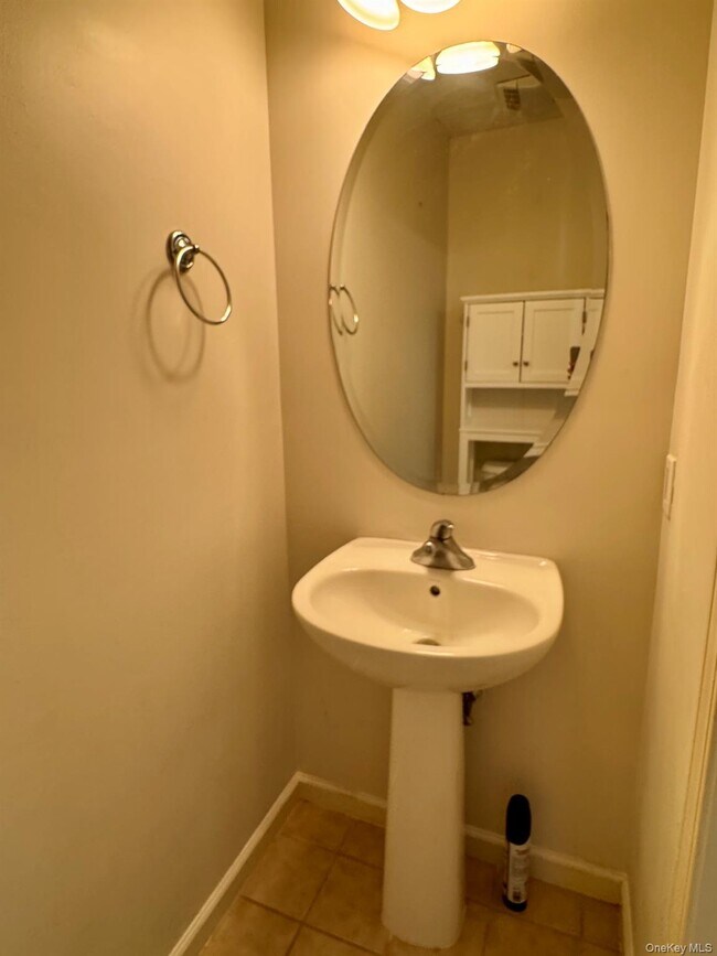 Building Photo - 25 Fairways Dr