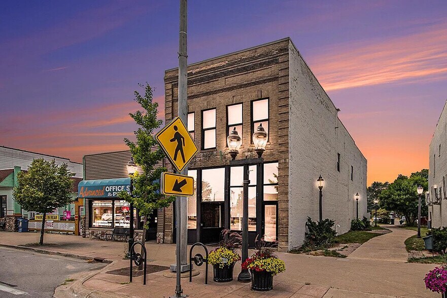 Building Photo - 330 S Cedar St