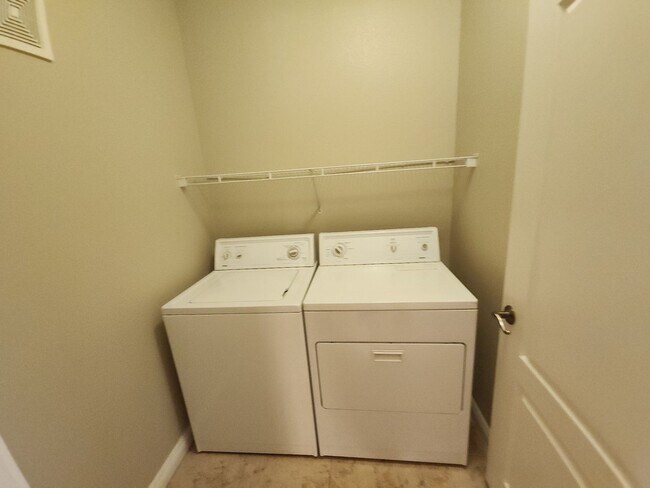 Building Photo - Immaculate Two Story Townhouse style Condo in Summerlin.