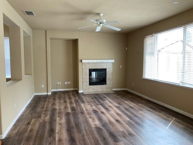 Building Photo - Big, Beautiful, Two Story Home in North Natomas