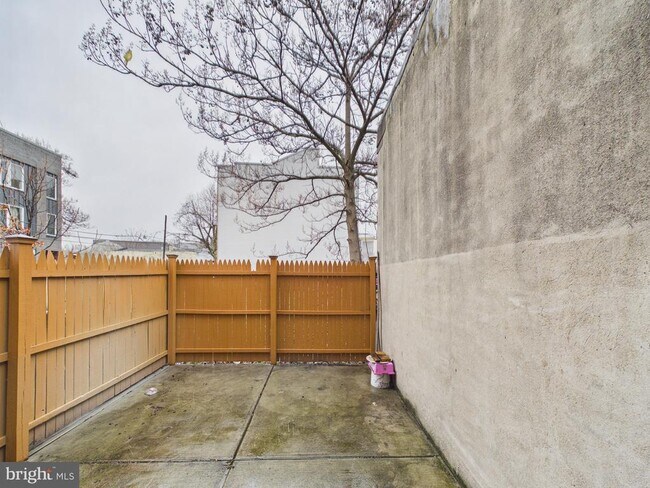 Building Photo - 521 W Norris St