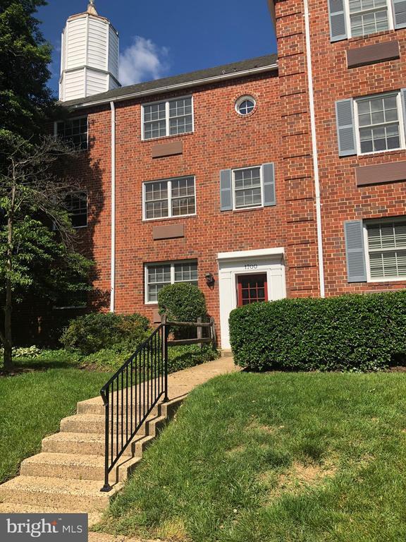 Building Photo - 1700 W Abingdon Dr