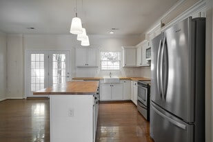 Building Photo - 420 Canewood Pl