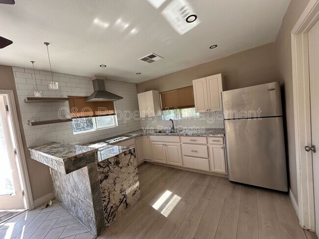 Building Photo - 1222 W Saginaw Way