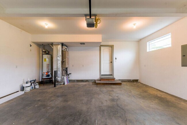 Building Photo - Beautiful 3 bed/2.5 bath single family hom...