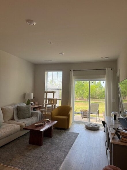 Building Photo - 639 Birdie Dr