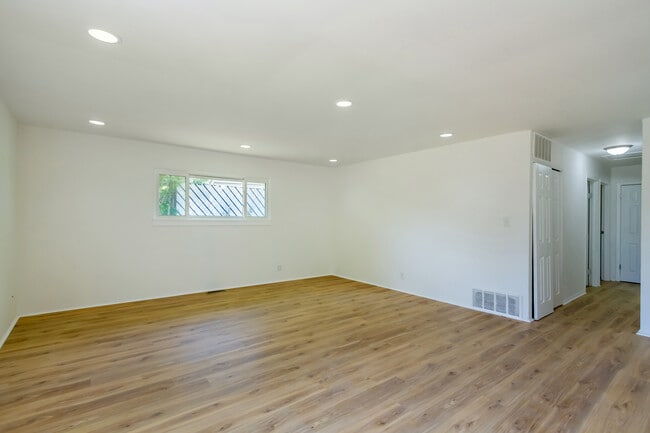 Building Photo - 109 Avondale Ct