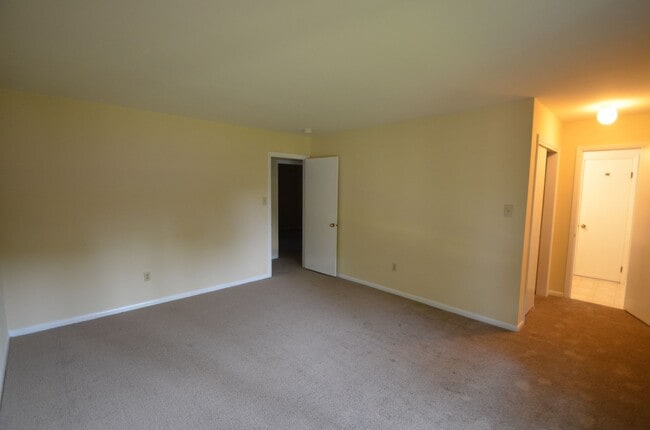 Building Photo - Spacious Yorktown Gem with New Flooring & ...