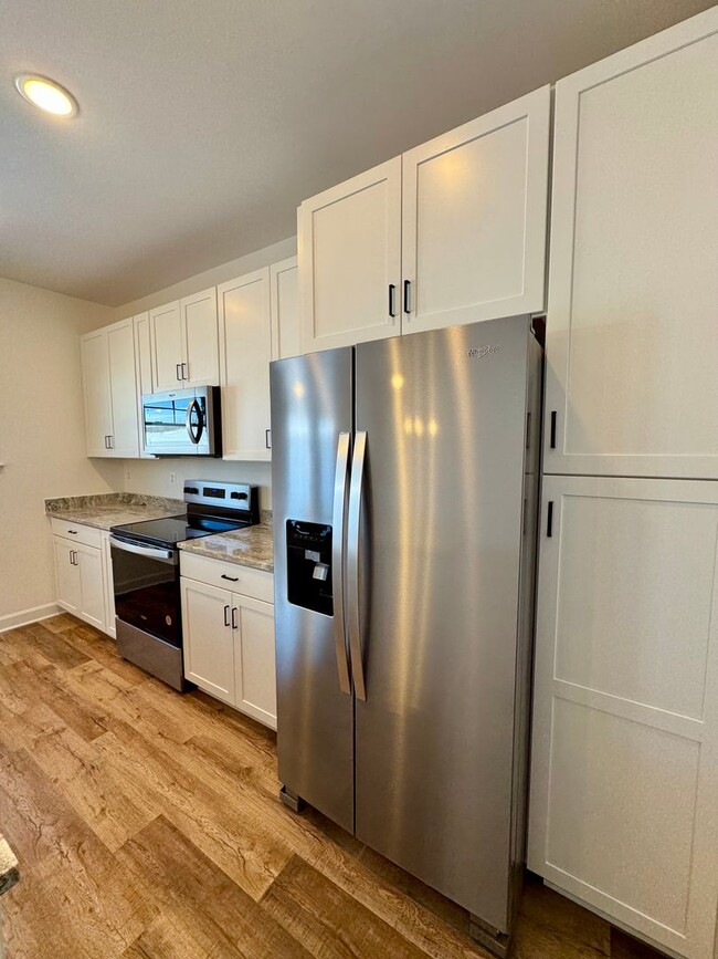 Building Photo - Brand New  END UNIT Townhouse For Rent in ...