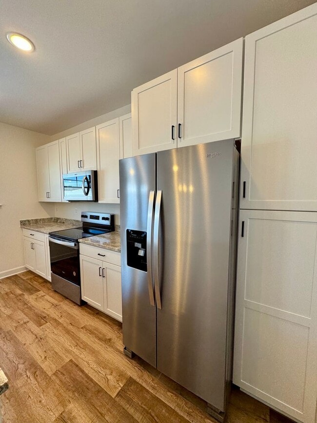 Building Photo - Like New Townhouse for Rent in Congers Creek