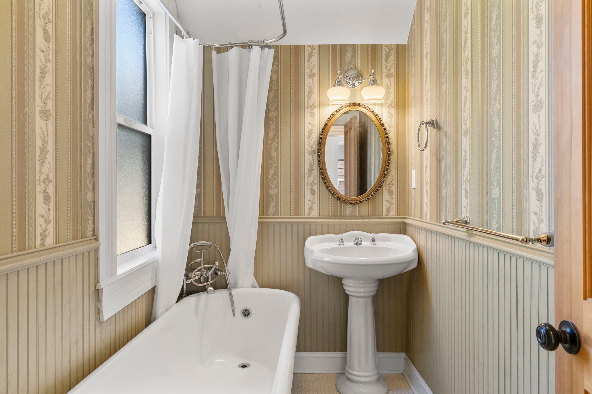 Back full bathroom. Layout is ideal for roommates or privacy. - 3347 Tejon St