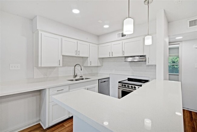 Building Photo - 800 Heights Blvd