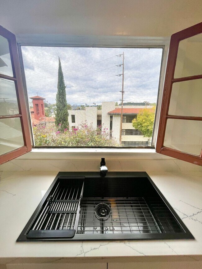 Building Photo - Spacious, studio located Echo Park! Move-i...