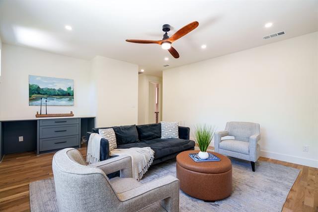 Building Photo - 5836 Kenwood Ave