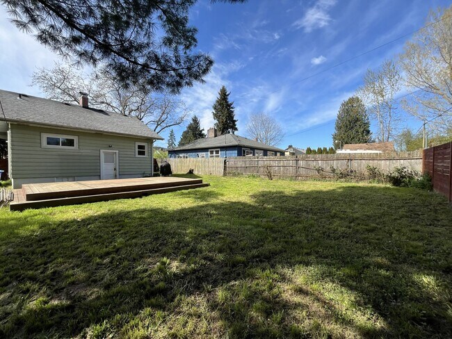 Building Photo - Charming St. Johns Bungalow with Fireplace, Bonus Space & Large Backyard