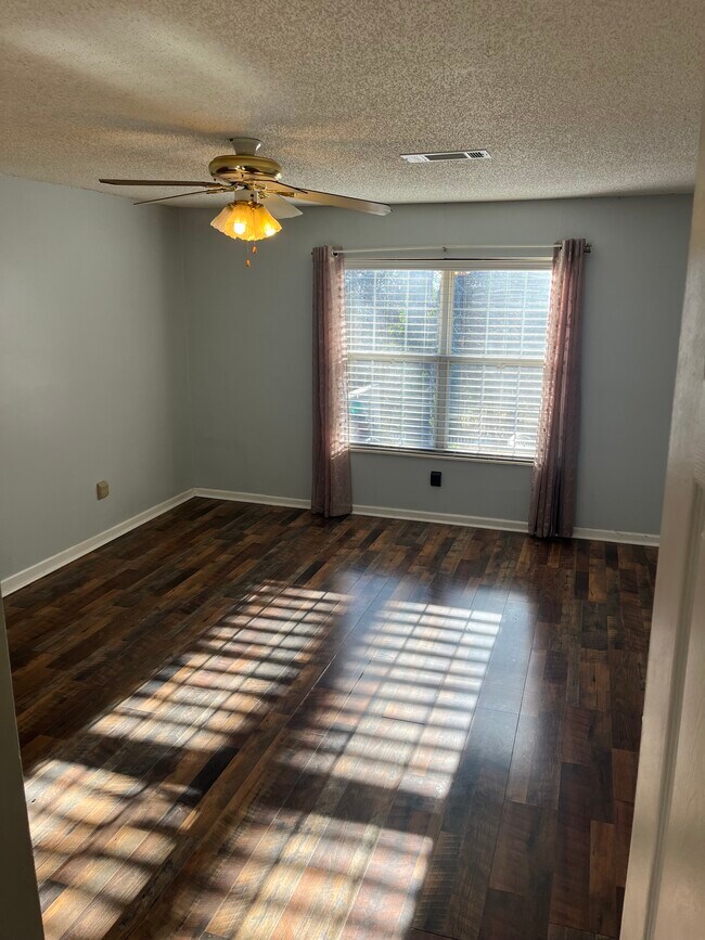 Building Photo - 2005 Locarno Dr