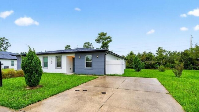 Building Photo - 2252 Fernwood St