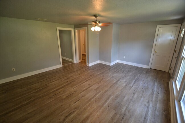 Building Photo - Updated, 3 bedroom, 2 bath home on treed lot in coveted Brownsfield Community