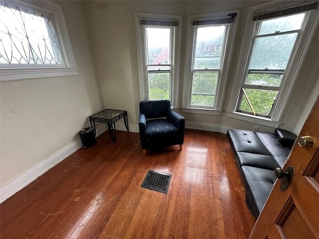 Building Photo - 19 Edwards St