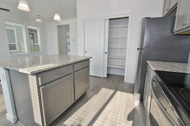 Building Photo - Modern townhouse in a Cozy Community. 50% ...