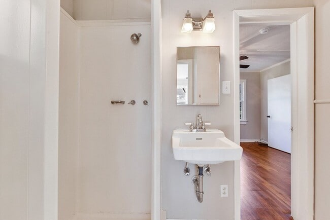 Building Photo - 3 Bed, 2 Bath Home in the Saint Streets!