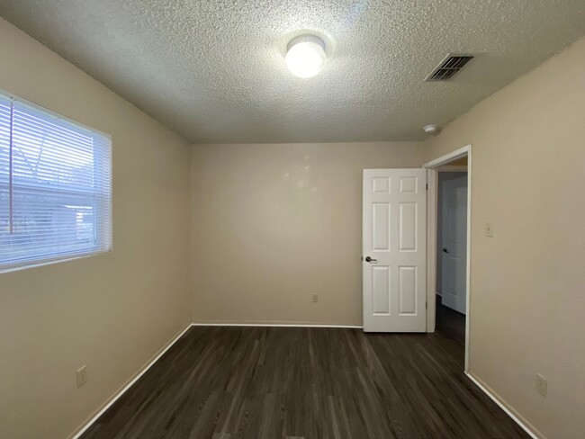 Building Photo - 1 Month Free Rent ! Covered Front Porch  /...