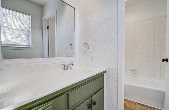 Building Photo - 1807 Briar Hill Dr
