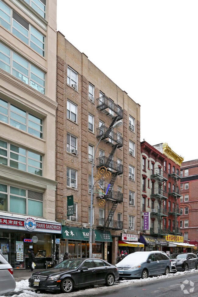 Building Photo - 209 Grand St