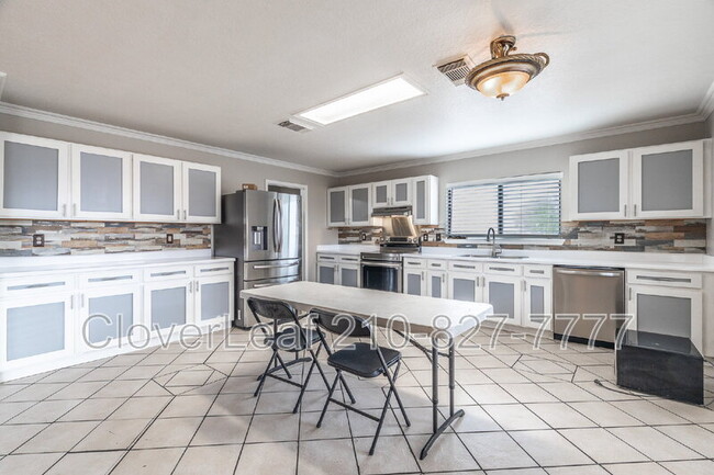 Building Photo - 6203 Lakeview Dr.