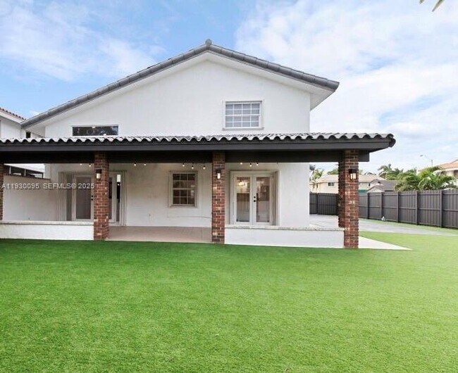 Building Photo - 9901 SW 136th Ct