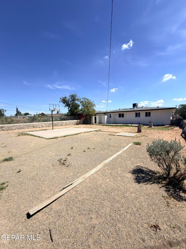 Building Photo - 7605 Parkland Dr