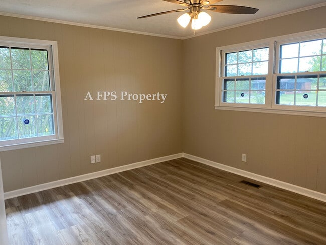 Building Photo - 194 Clairmount Dr SE