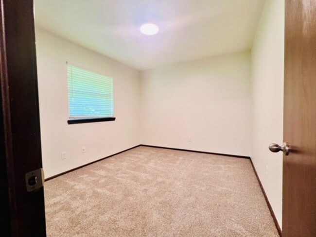 Building Photo - Very nice 3 bed 2 bath home - 1 mile from OU.
