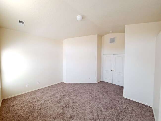 Building Photo - Gorgeous 4-bedroom, 2-bath home featuring ...