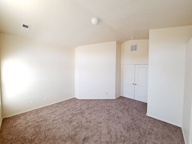 Building Photo - Gorgeous 4-bedroom, 2-bath home featuring two spacious living areas