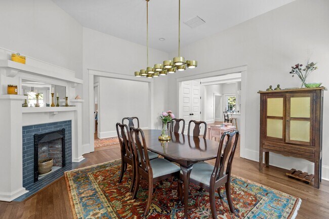 Building Photo - Gorgeous Renovation near Downtown Durham -...