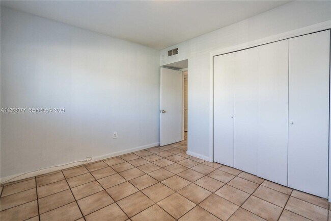 Building Photo - 1940 Biarritz Dr