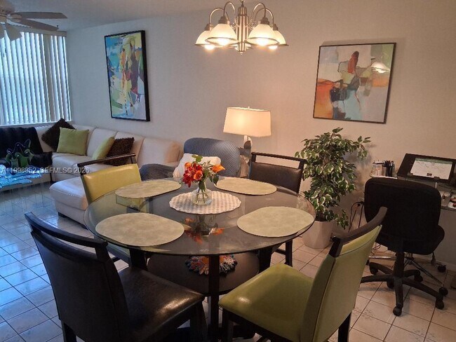 Building Photo - 1100 St Charles Pl