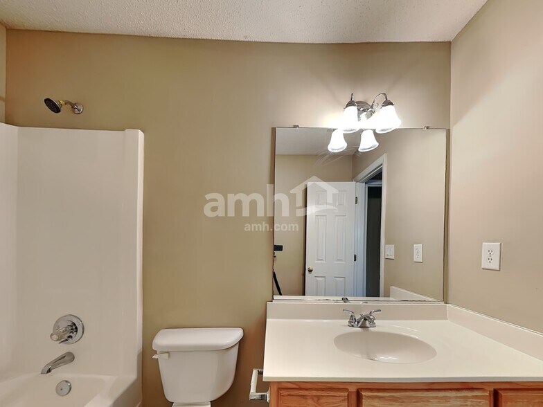 Building Photo - 125 Fiddlers Run Ct