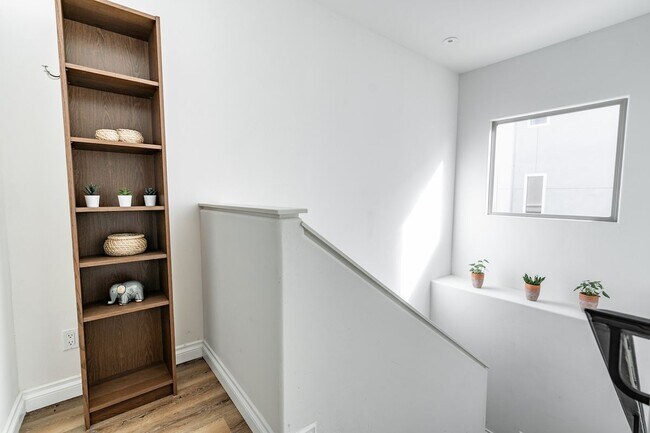 Building Photo - 109 W Montecito Wy