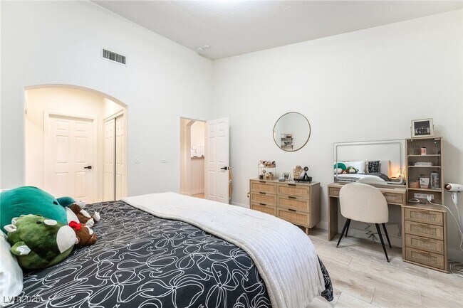 Building Photo - 3320 S Fort Apache Rd