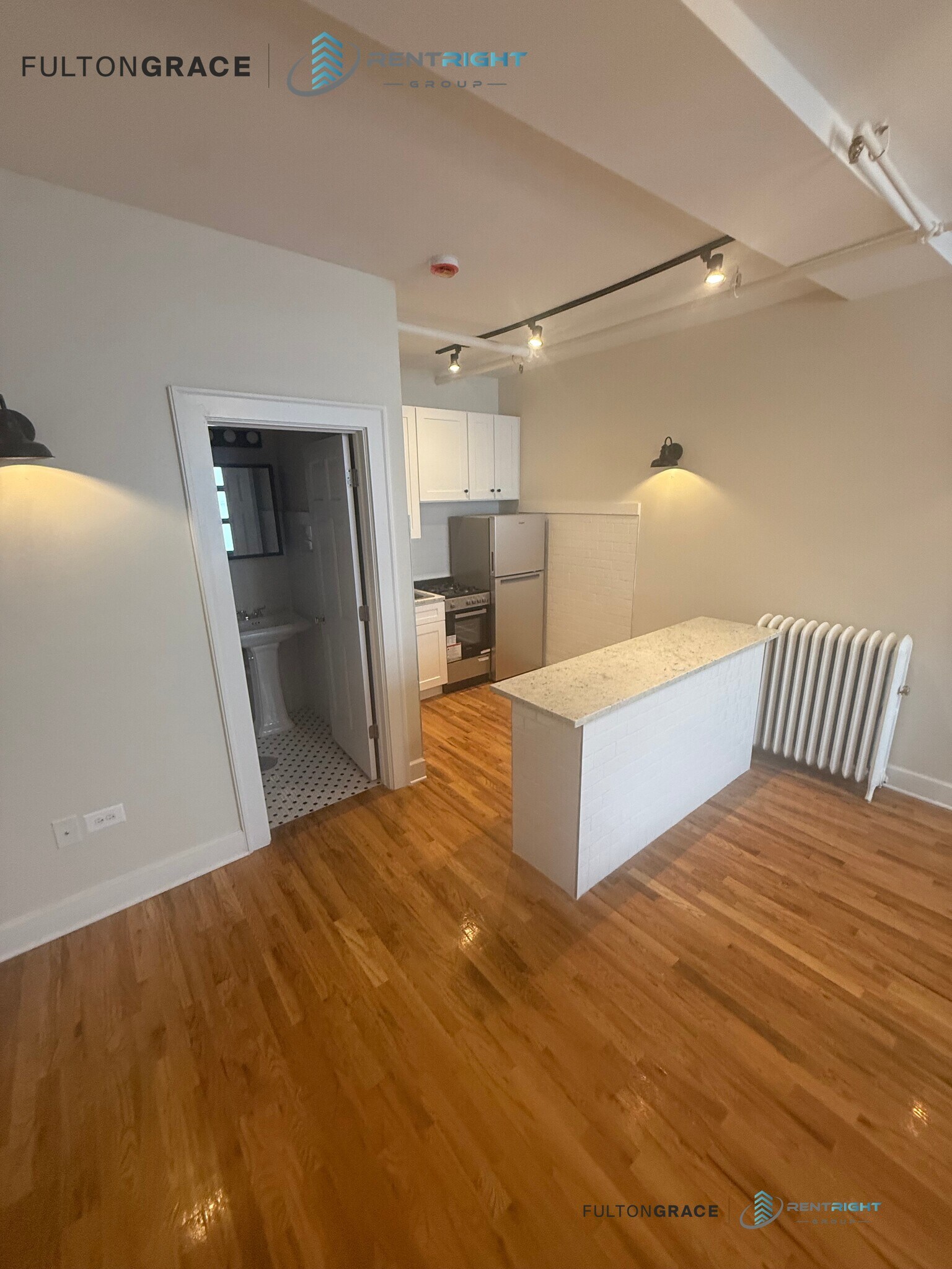 Building Photo - 2065 W Lawrence Ave