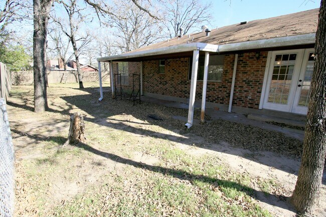 Building Photo - 2301 Raintree Dr