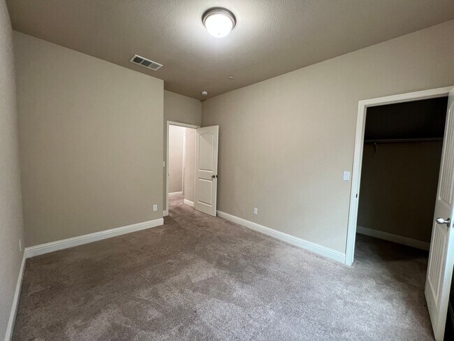 Building Photo - 3 Bedroom 2 bath Fresno home