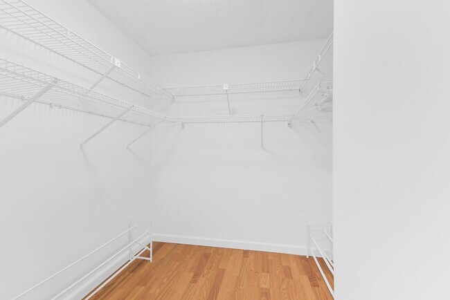 Building Photo - 5951 Wellesley Park Dr