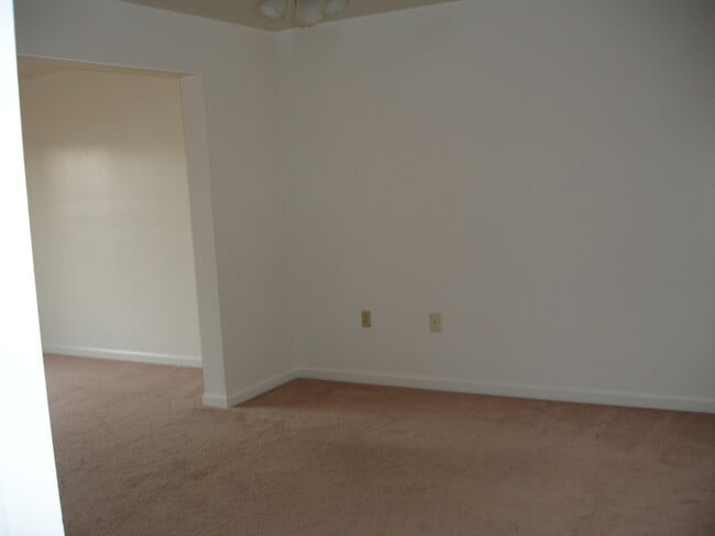 Building Photo - 147 Chelmsford Dr